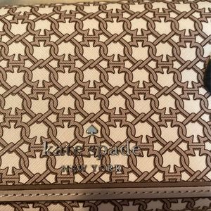Kate Spade beige and white link crossbody